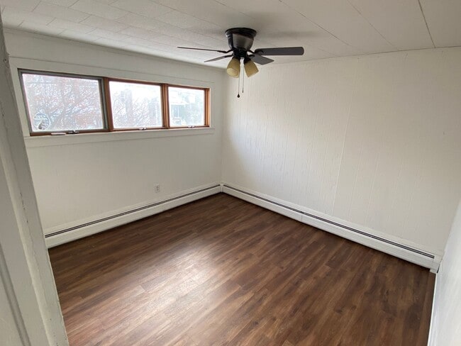 Building Photo - 3 Bedroom house available for pre lease