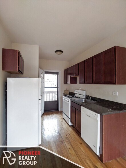 Building Photo - 630 W Cornelia Ave