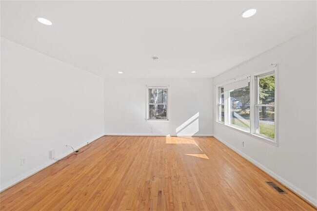 Building Photo - 1416 Woodland Hills Dr NE