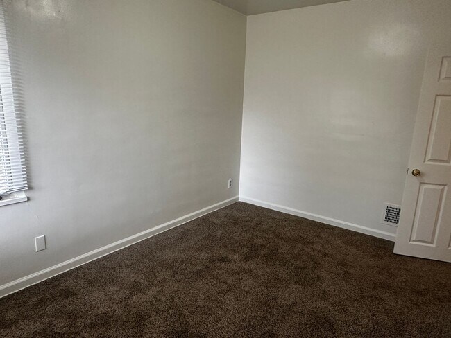 Building Photo - 1809 10th Ave