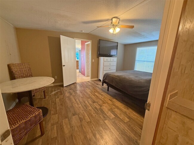 Building Photo - 14 Walnut Bend