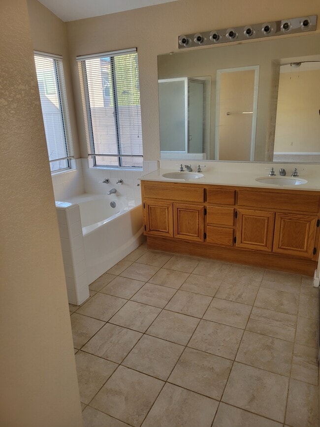 Building Photo - 3143 Mariposa Ave