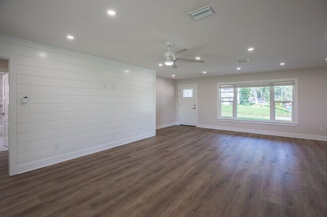 Building Photo - 51 Fairway Ln