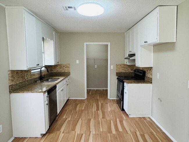 Building Photo - 3-Bedroom Gem !!