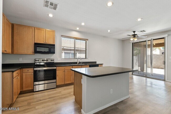 Building Photo - 18391 W Stinson Dr