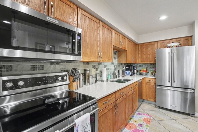 Building Photo - Updated 2 bed 2.5 bath End Unit Townhome in Lochmoor!