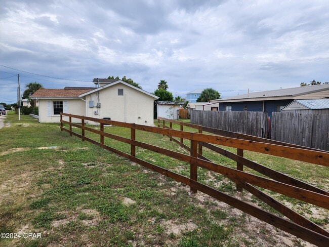 Building Photo - 205 1st St