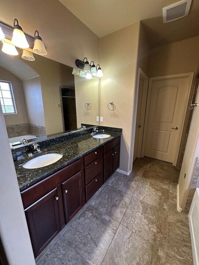 Building Photo - 4747 Zeno Pl