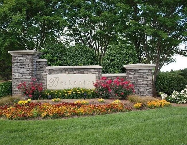 Building Photo - Charming 2BR Townhome in Charlotte