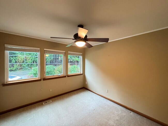 Building Photo - Spacious 4-Bedroom Home for Rent in Woodinville