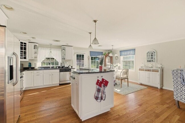 Building Photo - 5 Leland Point Dr