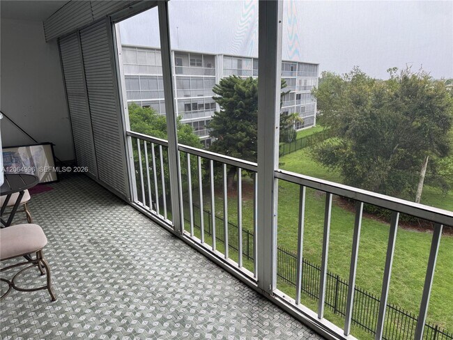 Building Photo - 950 Hillcrest Dr