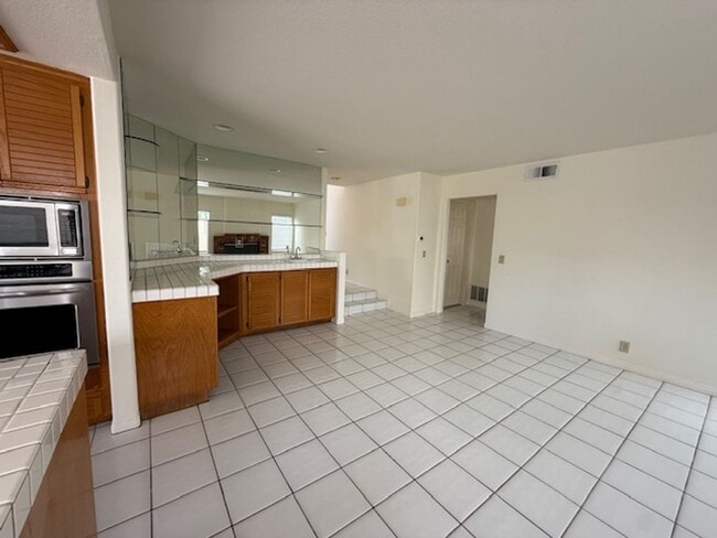 Building Photo - Spacious Home in Tustin with Main Floor Be...