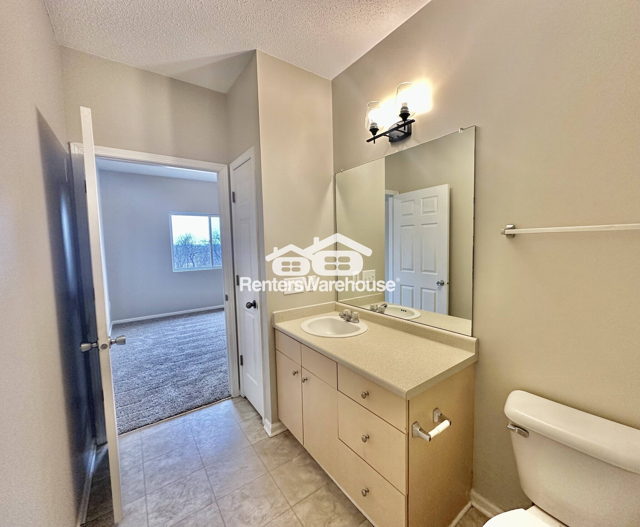 Building Photo - 2323 E Porter Ave