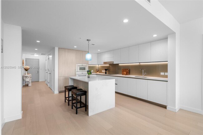 Building Photo - 9221 E Bay Harbor Dr