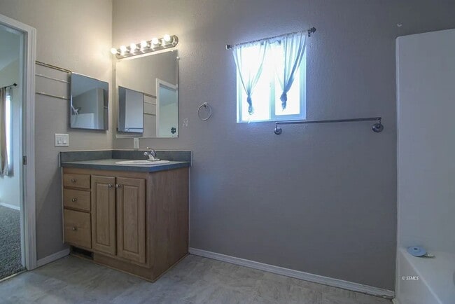 Building Photo - 935 W Sullivan Ave