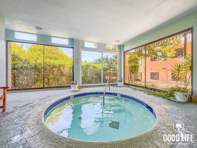 Building Photo - SD: Spacious 2BD/2BA Condo in Hillcrest with Private Balcony, Community Pool & Tennis Court