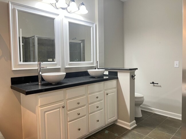 Building Photo - Spacious 3 Bed | 3.5 Bath End Unit Townhom...
