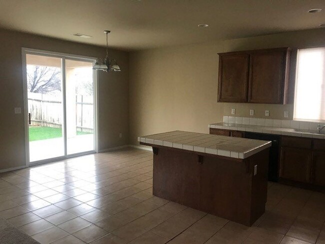 Building Photo - 3 Bedroom/2 Bath home located in the Desir...