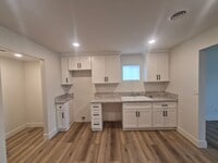 Building Photo - Beautifully Renovated 3 bedroom 2 Bath House