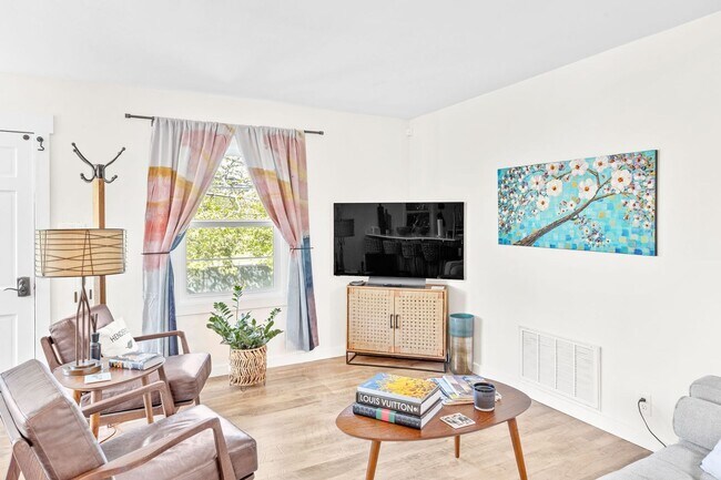 Building Photo - Fully Furnished 3-Bedroom, 1-Bath Modern Bungalow