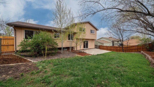 Building Photo - Four level home in Vista Grande