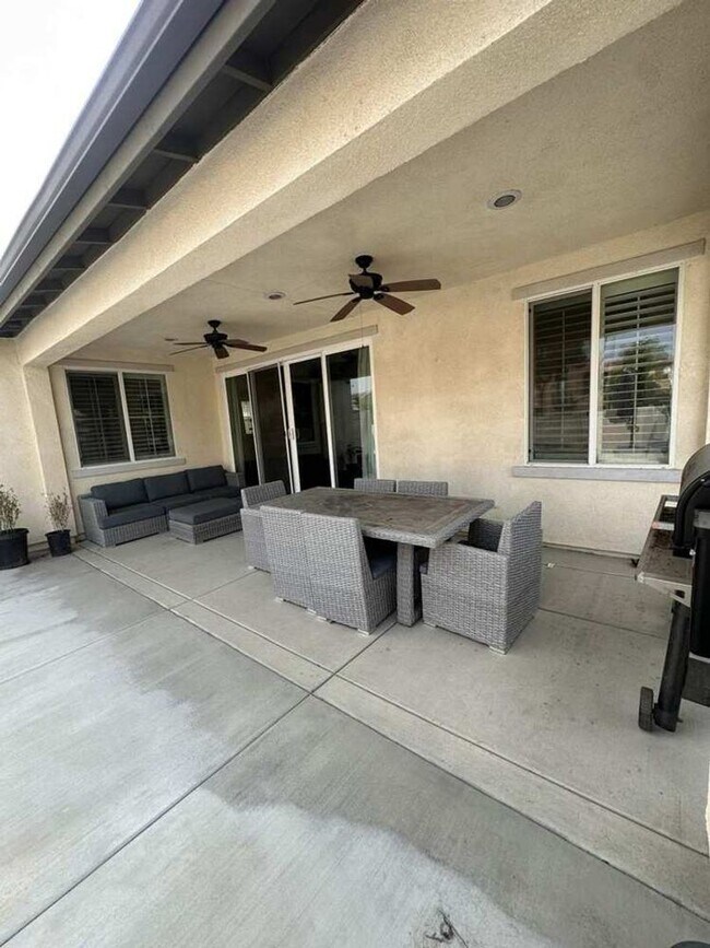 Building Photo - Stylish 4BR/3BA Home in Rosetta Canyon wit...
