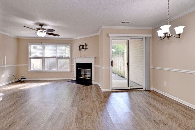Building Photo - Nicely Updated Grafton Woods Condo
