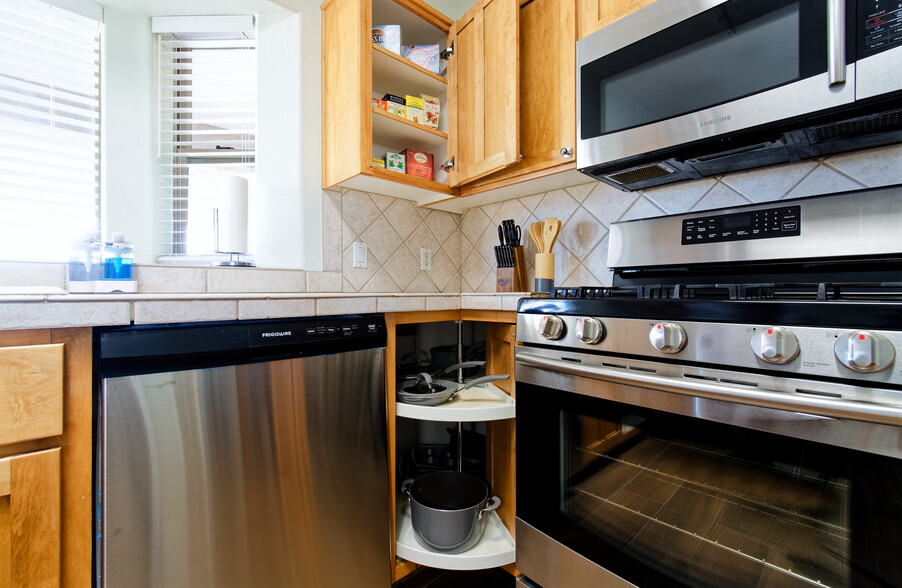 Dish washer / Stove / Microwave - 11333 Desert Trailways Ln