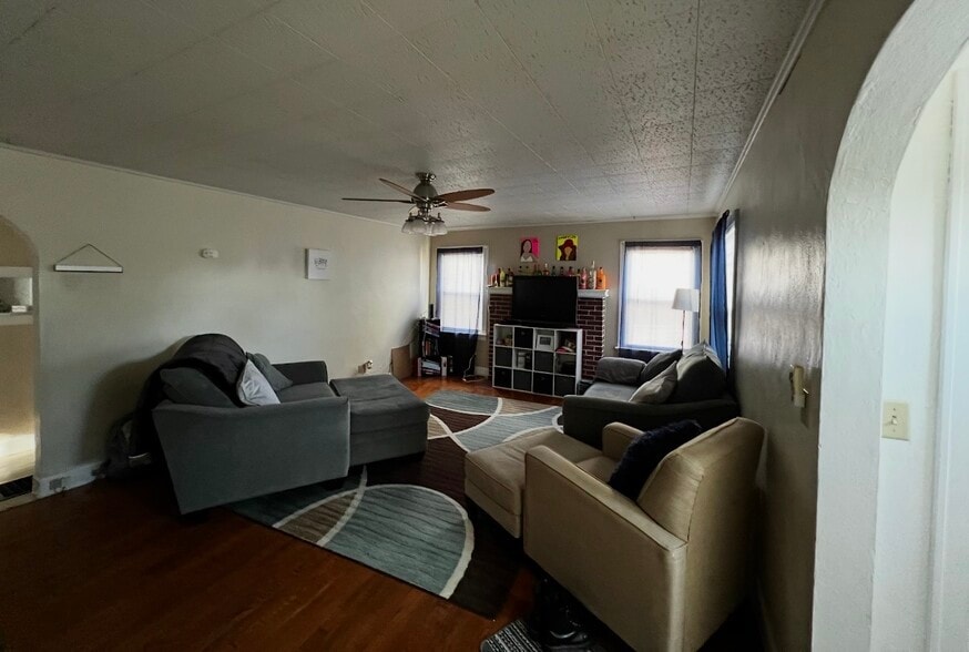 Building Photo - 609 E 12th St