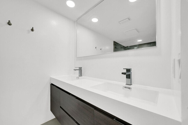 Building Photo - 3878 Victoria Dr