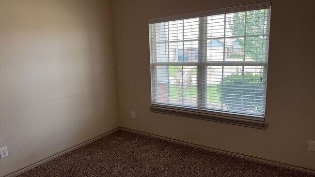 Building Photo - A Very Beautiful and Spacious 3 Bedroom 2 Bath Home in Yukon Public Schools