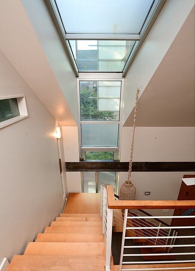 Building Photo - Cool House