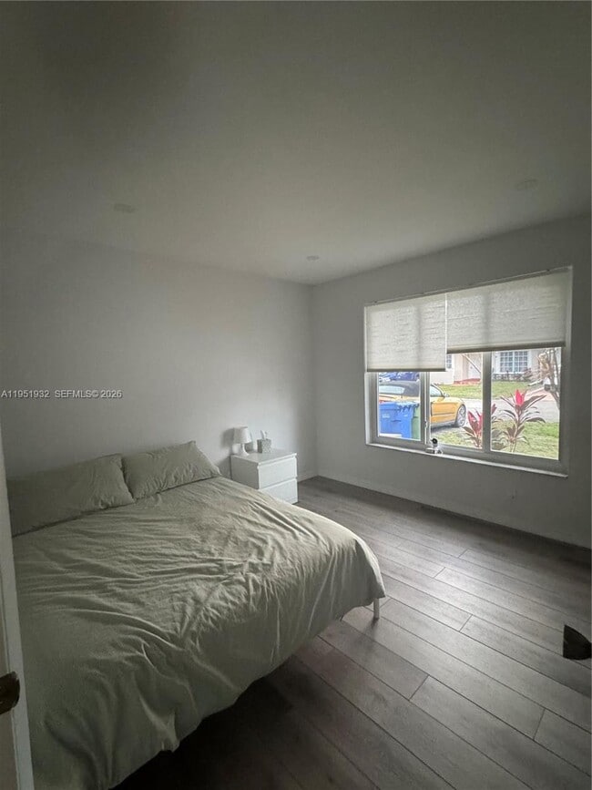 Building Photo - 5482 Lakewood Cir S