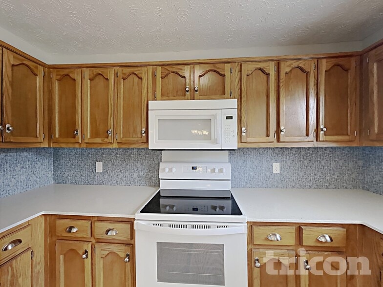 Building Photo - 901 Highland Dr