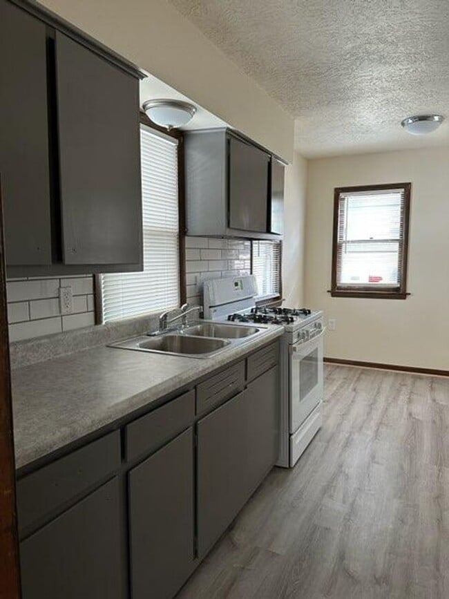 Building Photo - $1200 - Fantastic 2 Bedroom, 1 Bathroom House in Morning-Side