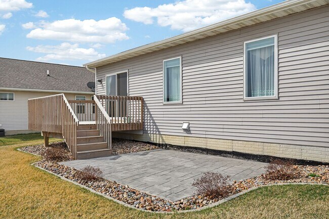 Building Photo - BEAUTIFUL CORNER LOT!! 3 Bedroom, 2 Bathroom Home in Des Moines!