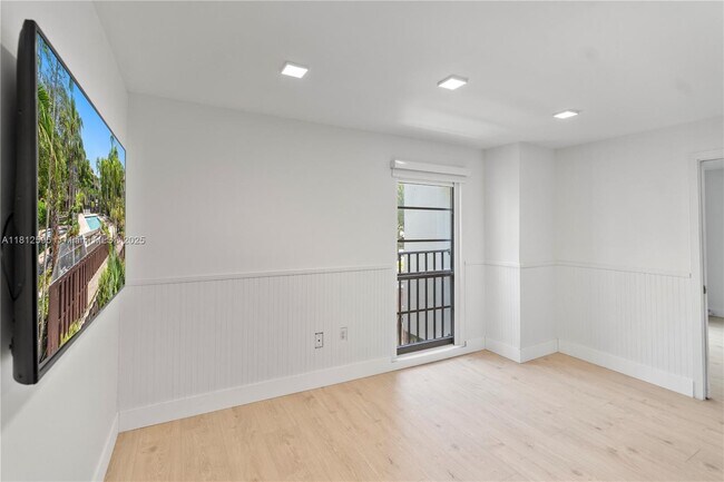 Building Photo - 6886 N Kendall Dr