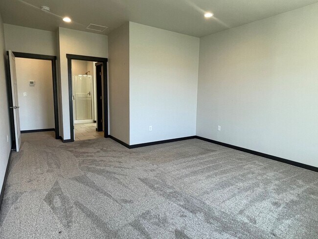 Building Photo - Now renting 3 bedroom 2 bathroom House