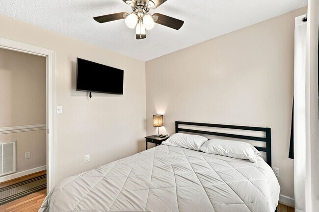 Building Photo - 210 W Old Rd