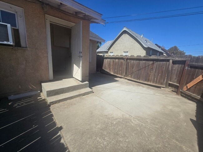 Building Photo - 1 Bedroom, 1 Bath Duplex in Hanford