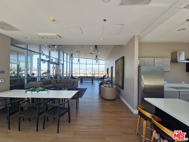 Building Photo - 3785 Wilshire Blvd