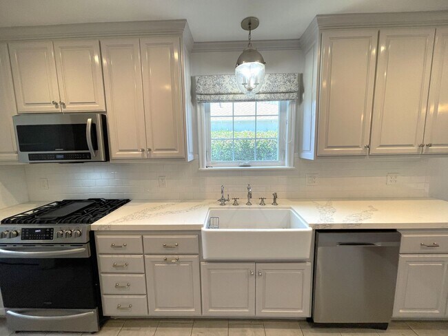 Building Photo - Luxurious Lake Balboa Home with Athletic A...