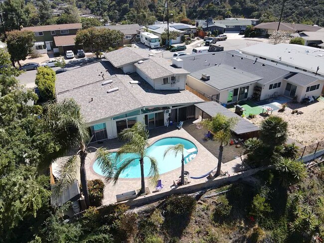 Building Photo - POOL house! BIG rooms! 8 Bedrooms