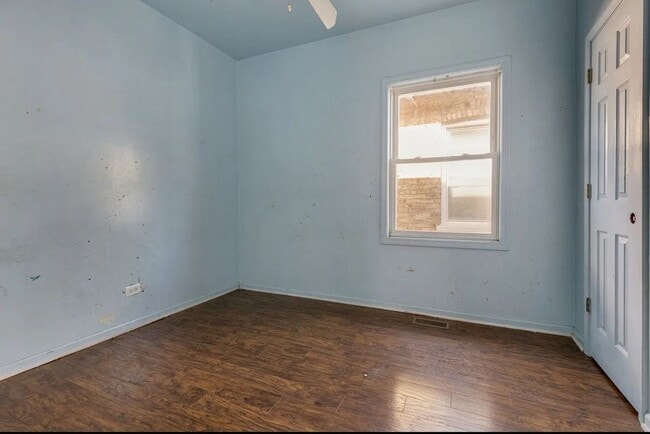 Building Photo - 722 E 91st Pl