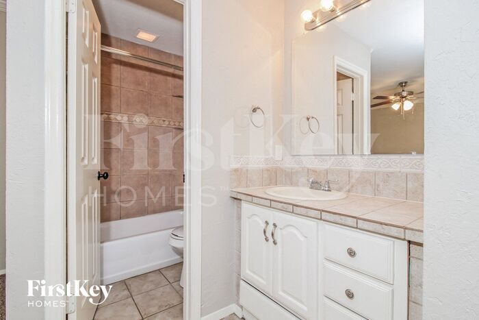 Building Photo - 405 Lone Oak Cir