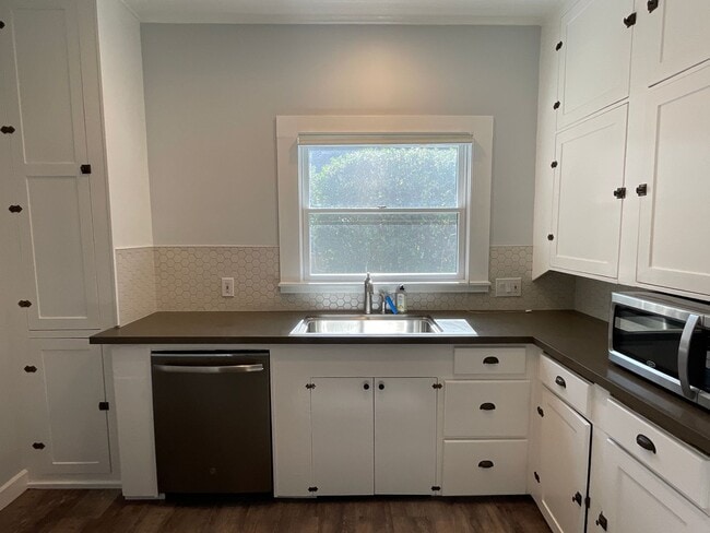 Building Photo - Charming Home on Cul-de-Sac w/Jacuzzi, Fireplace, Garage || Minutes from Downtown Napa!