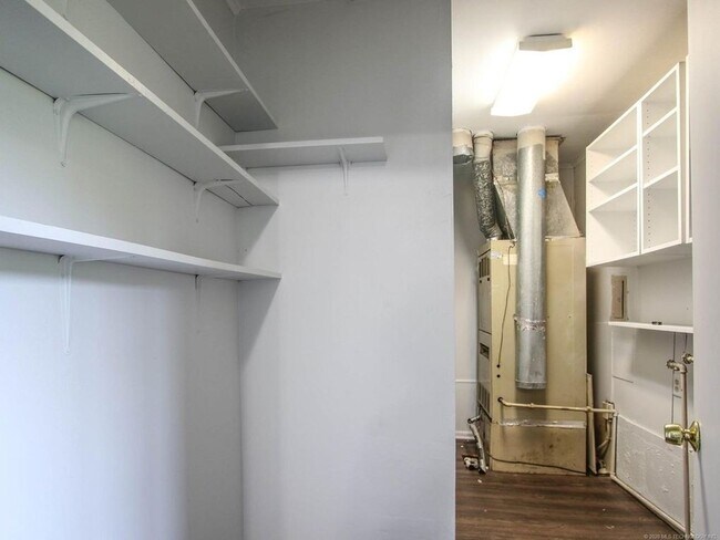 Building Photo - Available Now! 3 Bed / Bath & Large Backyard! Price drop!