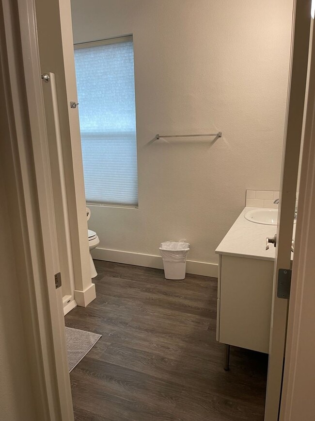 Building Photo - FURNISHED 1 BEDROOM 1 BATH APARTMENT  - BREMERTON