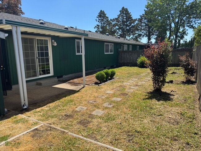 Building Photo - 2-bedroom/1 bathroom duplex with garage and shed!